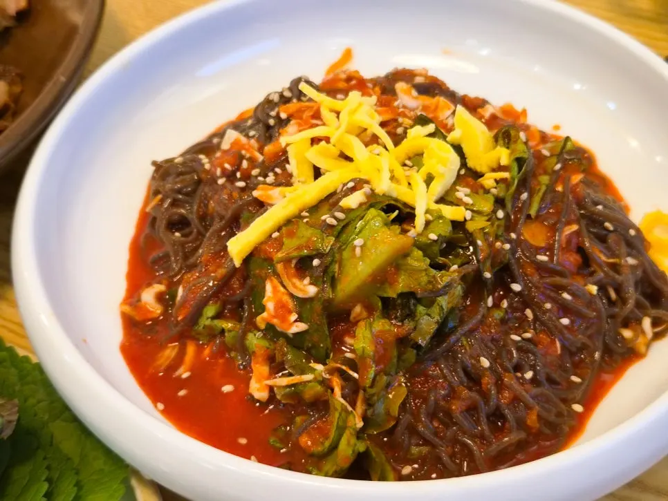 세트로 함께 나온 새콤매콤 막국수