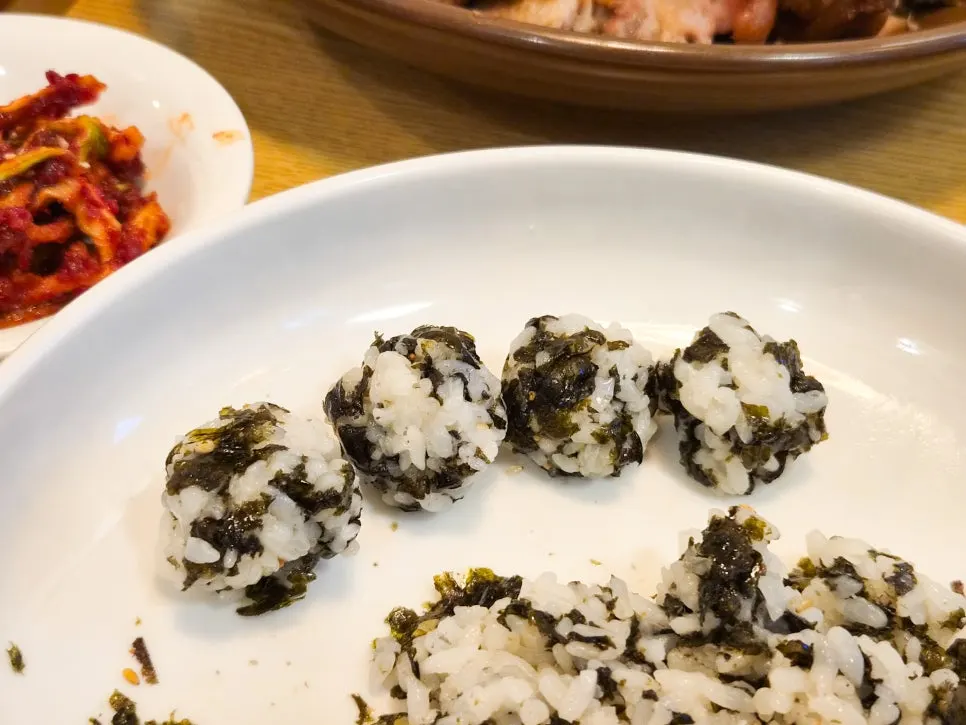 족발과 막국수, 주먹밥을 함께 놓은 한 상