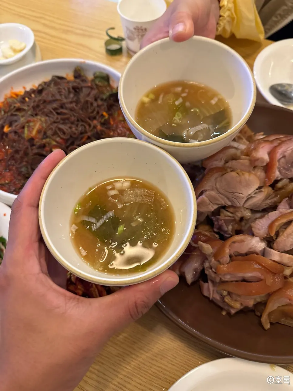 Seasoned makguksu served as part of the set