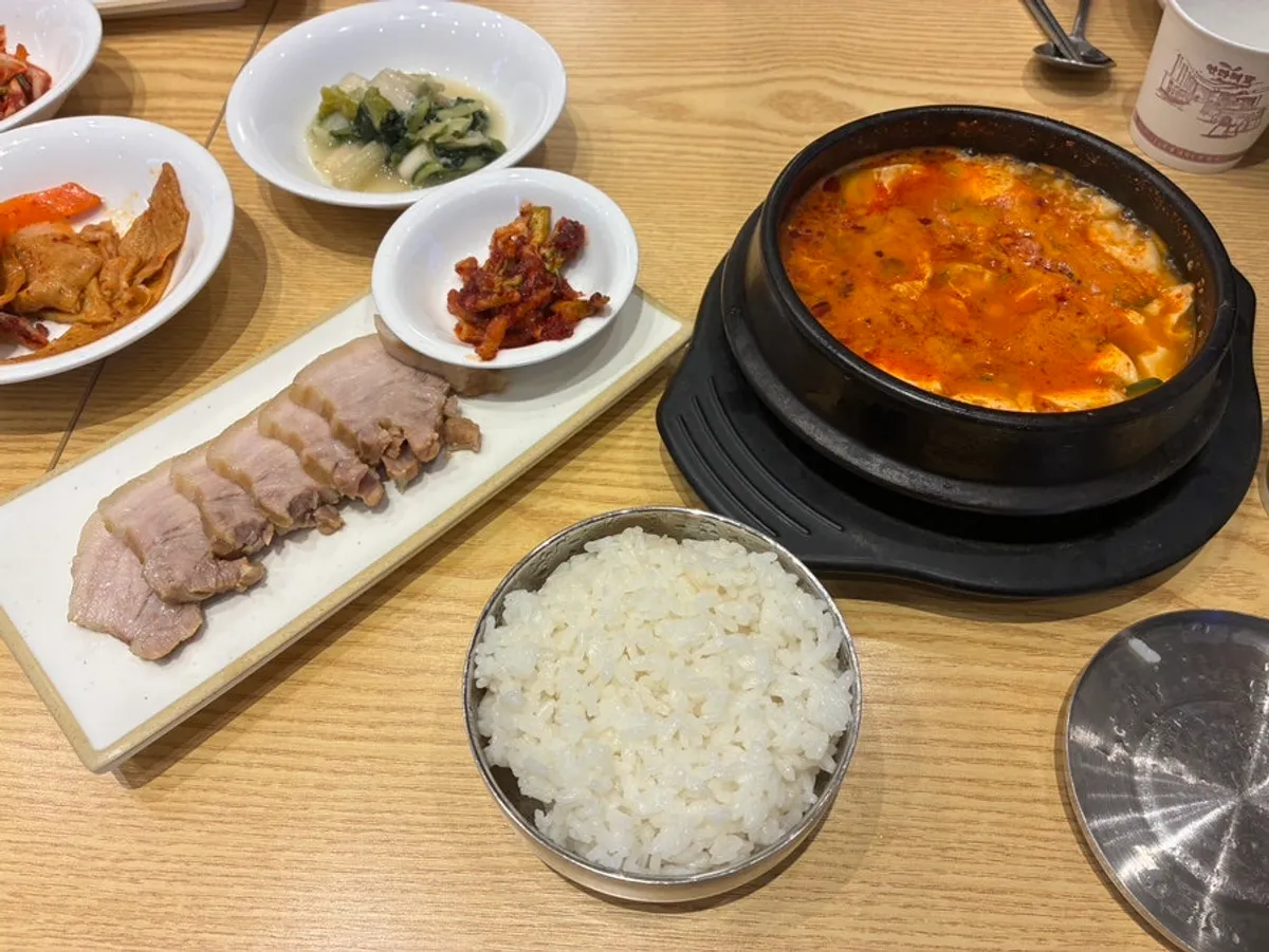 칼국수보쌈 정식세트와 보쌈 접시 클로즈업