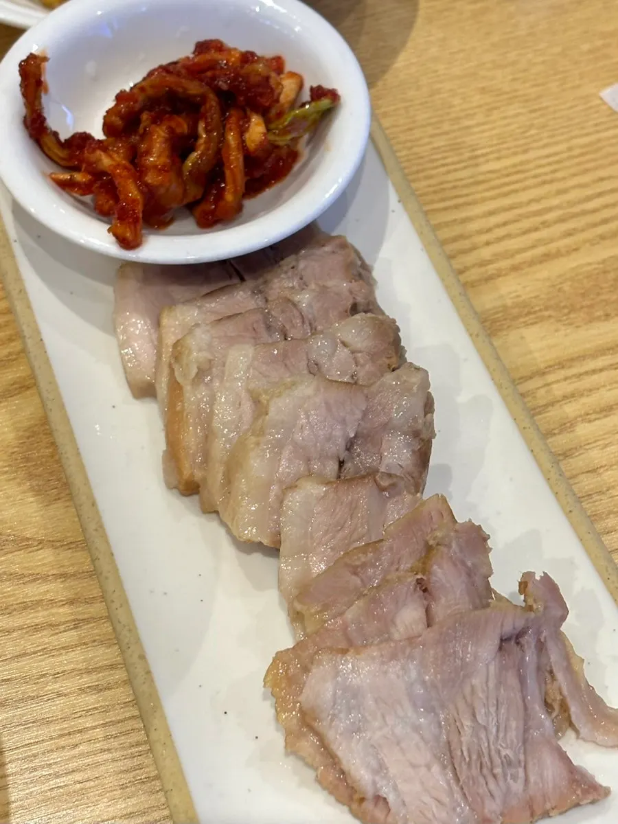 Geotjeori piled on top of the kalguksu