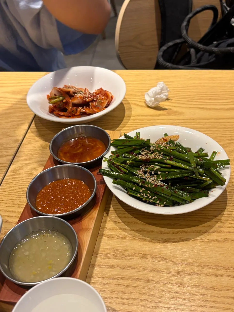 보온밥솥에서 담아온 서비스 보리밥과 김치