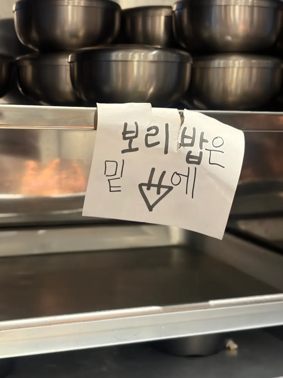 도톰하게 썰어 돌돌 말아 담은 수육 한 접시