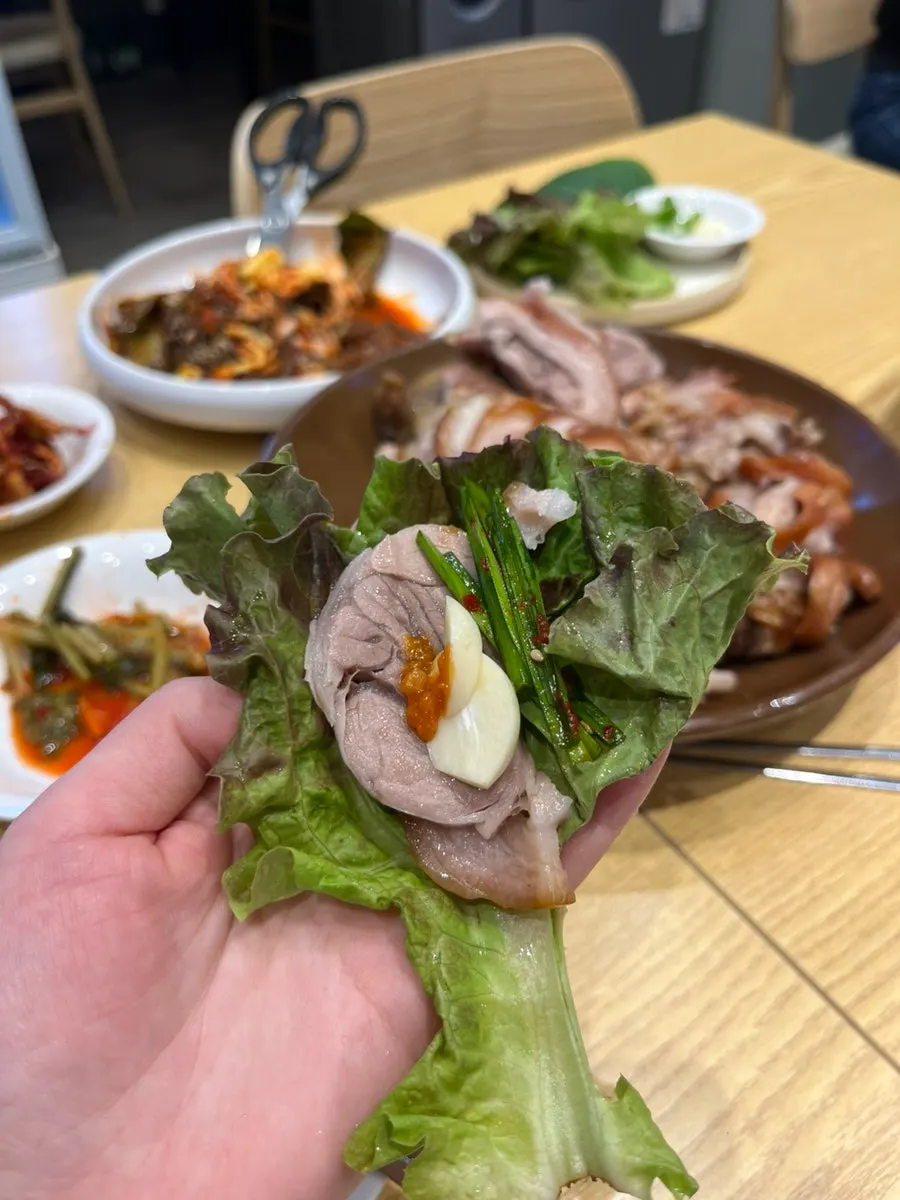 A solo spread of the samback jokbal makguksu set