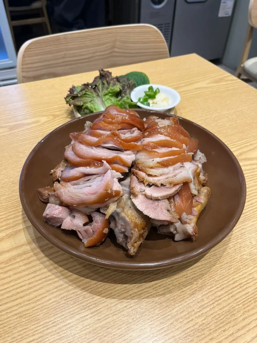 A tasting portion of naengchae jokbal
