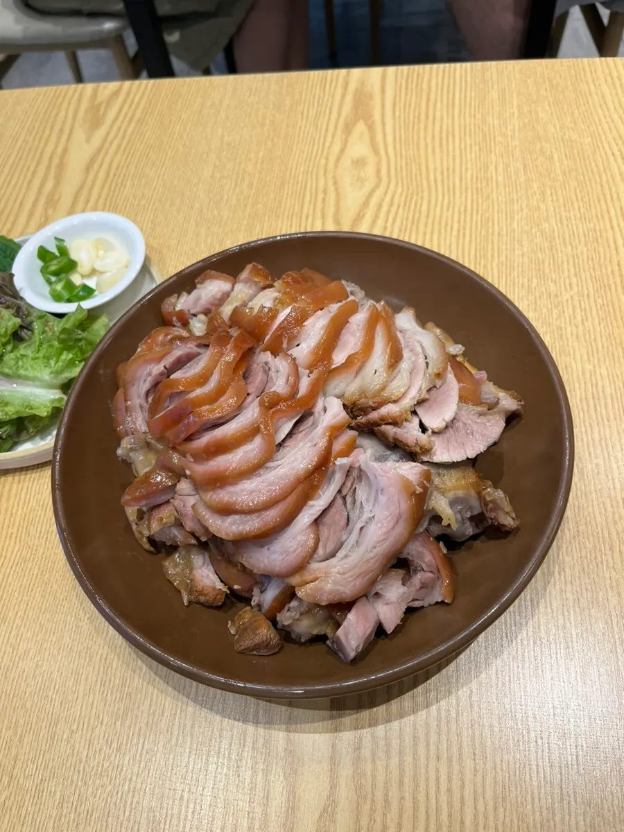 Front-leg jokbal served on a tray