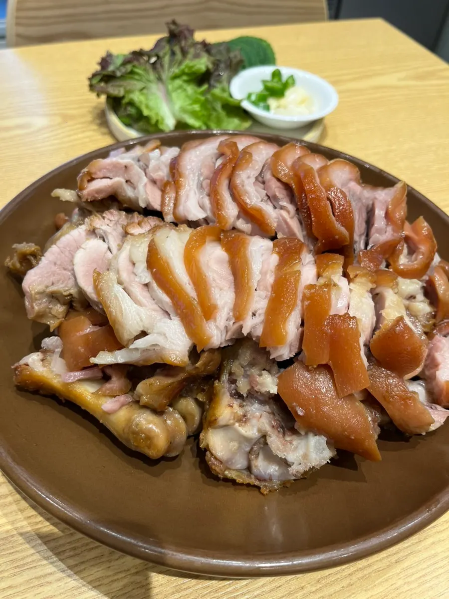 A close-up of freshly boiled jokbal