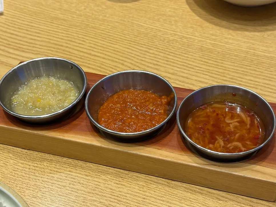 쌈채소와 냉채 반찬 접시