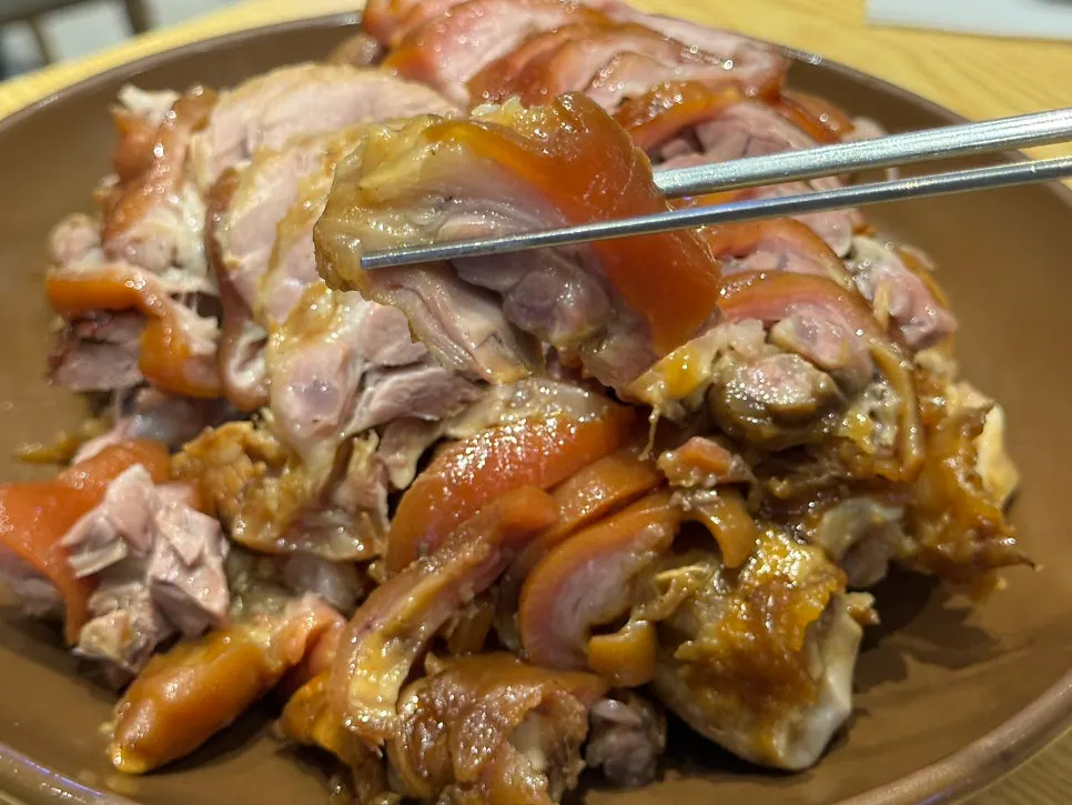 푸짐하게 담긴 족발 한 접시