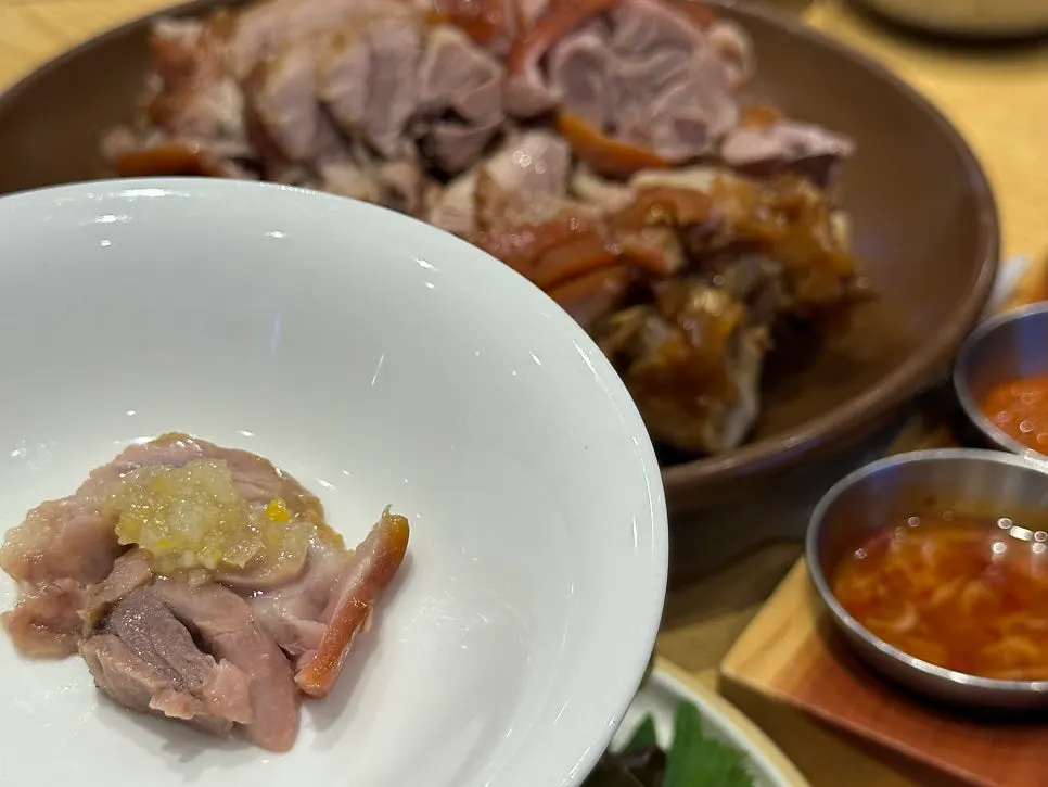 야채와 고명이 올라간 막국수 한 그릇
