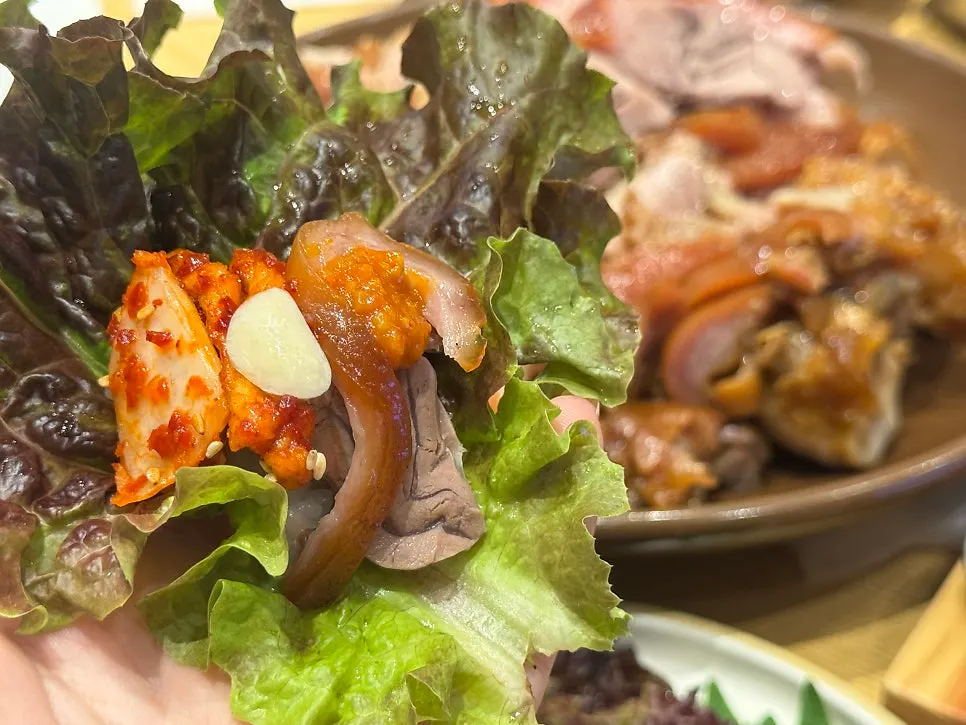 마늘소스를 올린 족발 조합