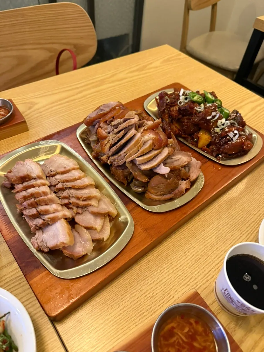 족발 보쌈 직화매운족발이 담긴 삼백특세트 한 접시