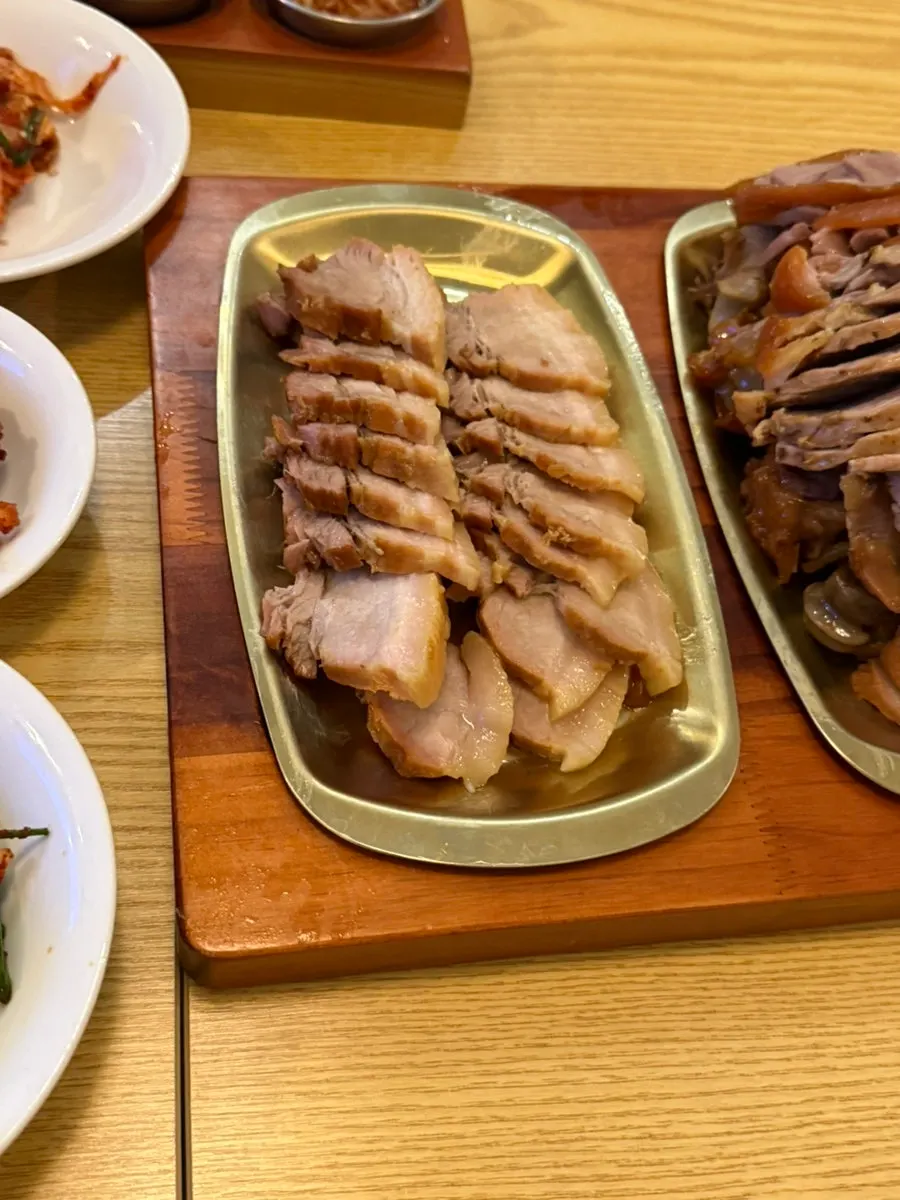 온족 스타일로 나온 삼백가 기본 족발