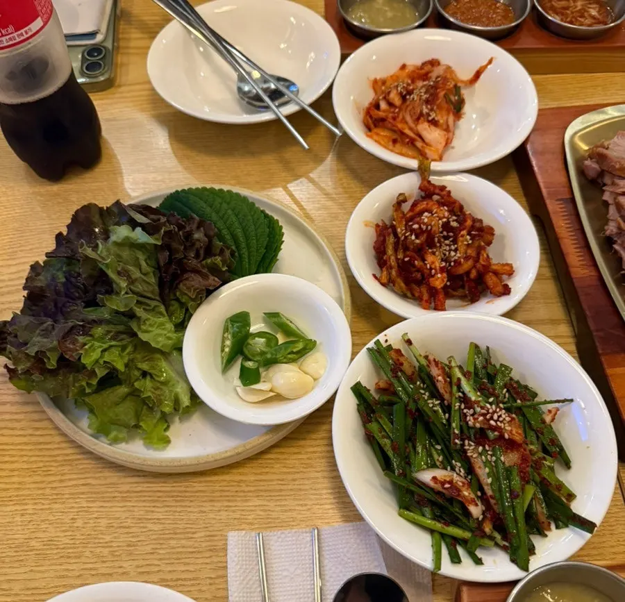 보쌈김치와 무말랭이를 올린 보쌈 쌈