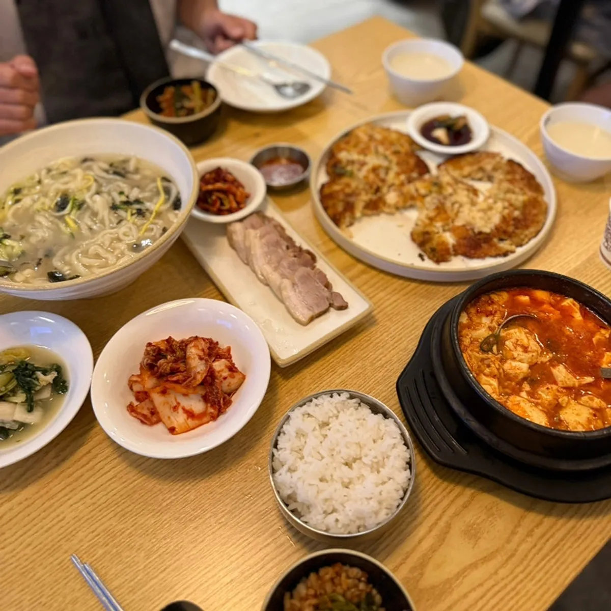 Kalguksu and sundubu jjigae table spread at Sindorim Sambaekga