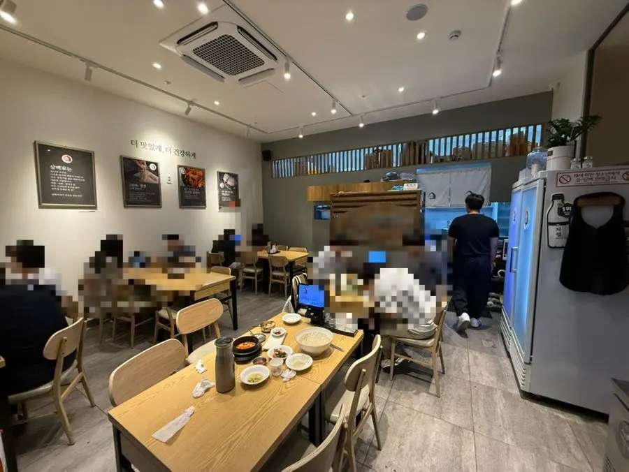 Entrance to Sambaekga in the alley to the left of the first floor