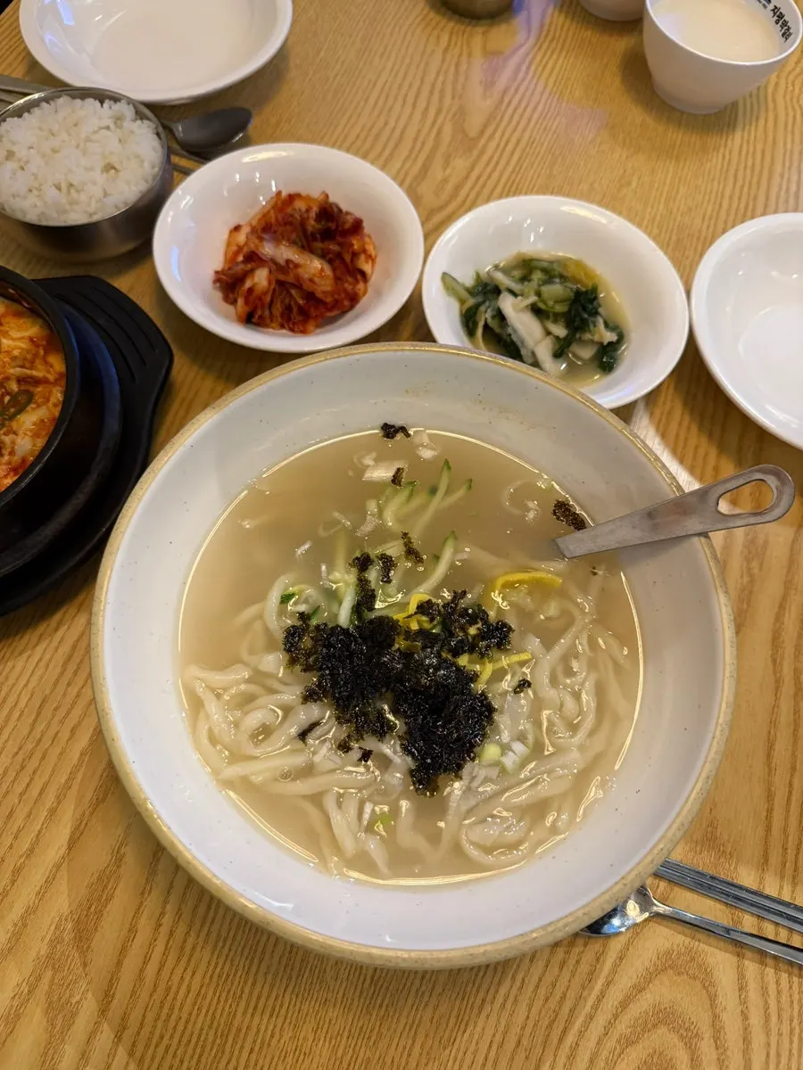 Sambaek kalguksu with milky broth