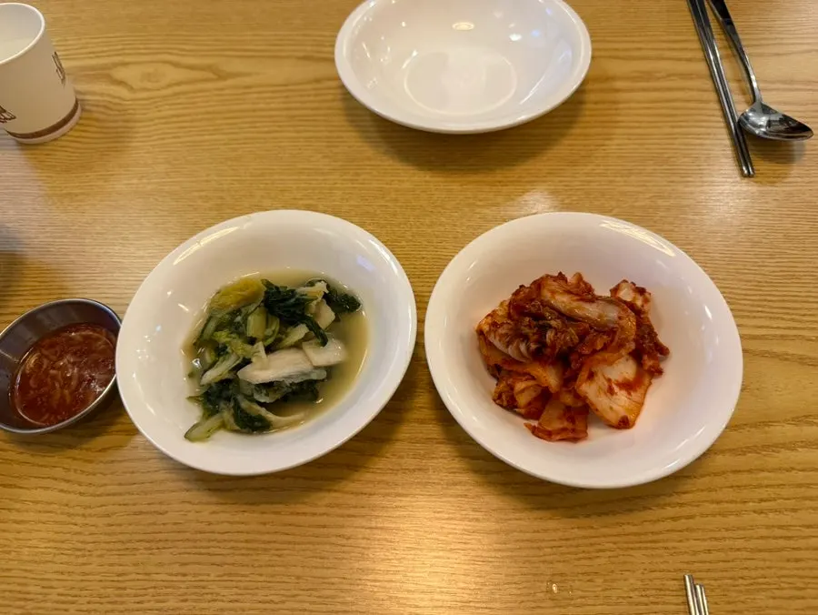 Side dishes served with the bossam