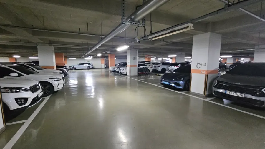 Entrance to the basement parking lot of the Homeplus building at Sindorim Station