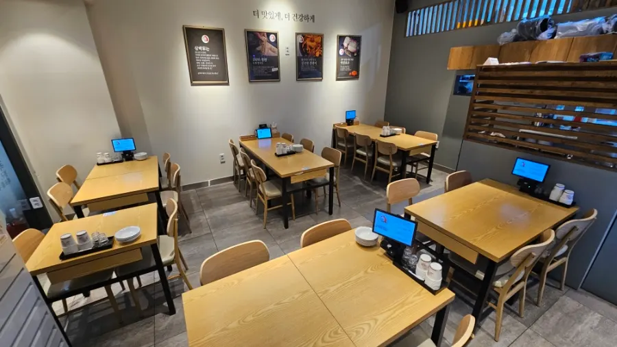 Main hall table seating inside Sindorim Sambaekga