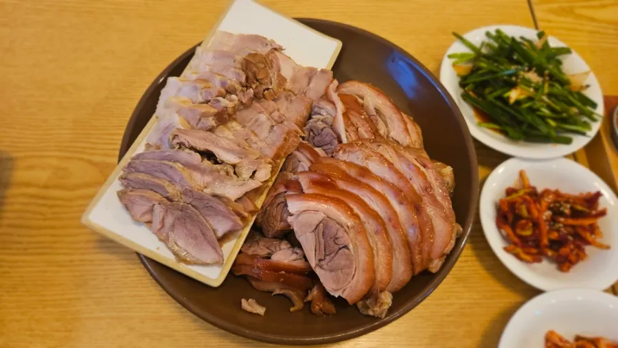 Plate of front-leg jokbal from the Sambaekjin set