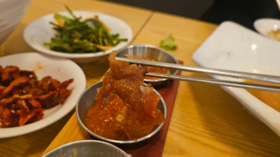 Jokbal table setting eaten wrapped with lettuce