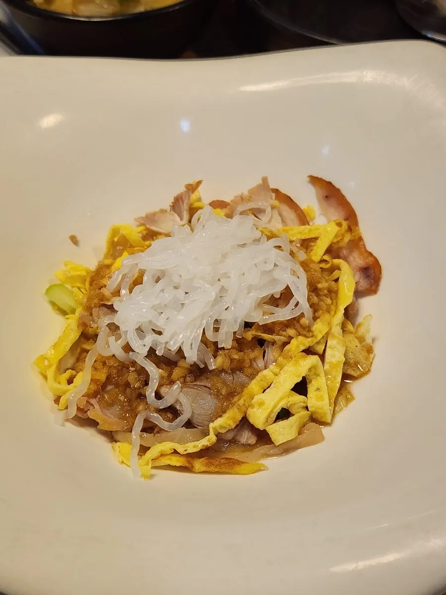 Hall-service cold jokbal topped with jellyfish and egg garnish