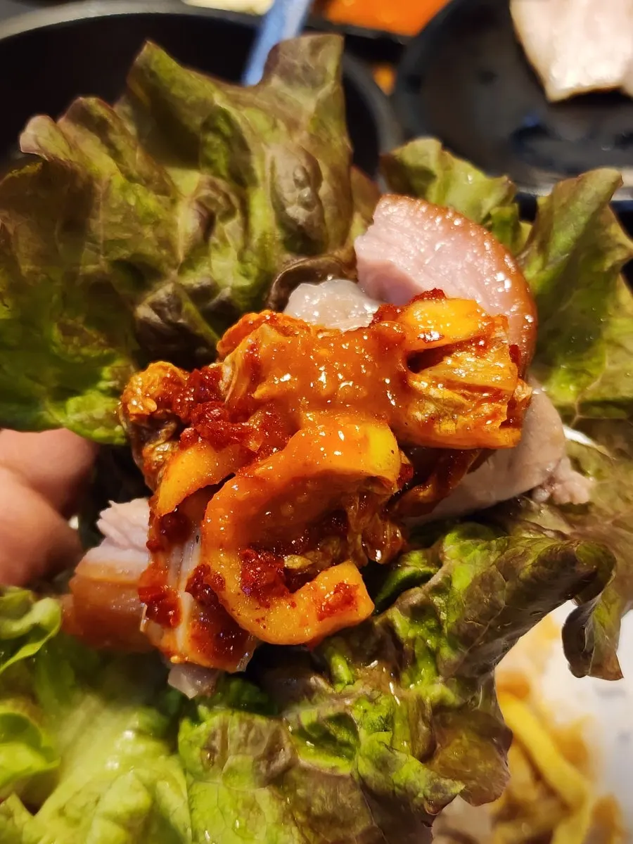 Lettuce wrap with front-leg jokbal and garlic