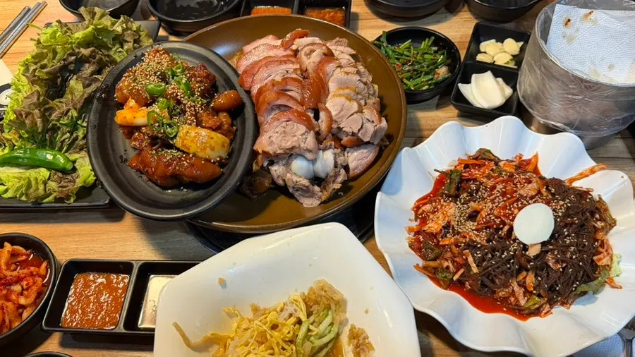Half-and-half jokbal with regular and fire jokbal side by side