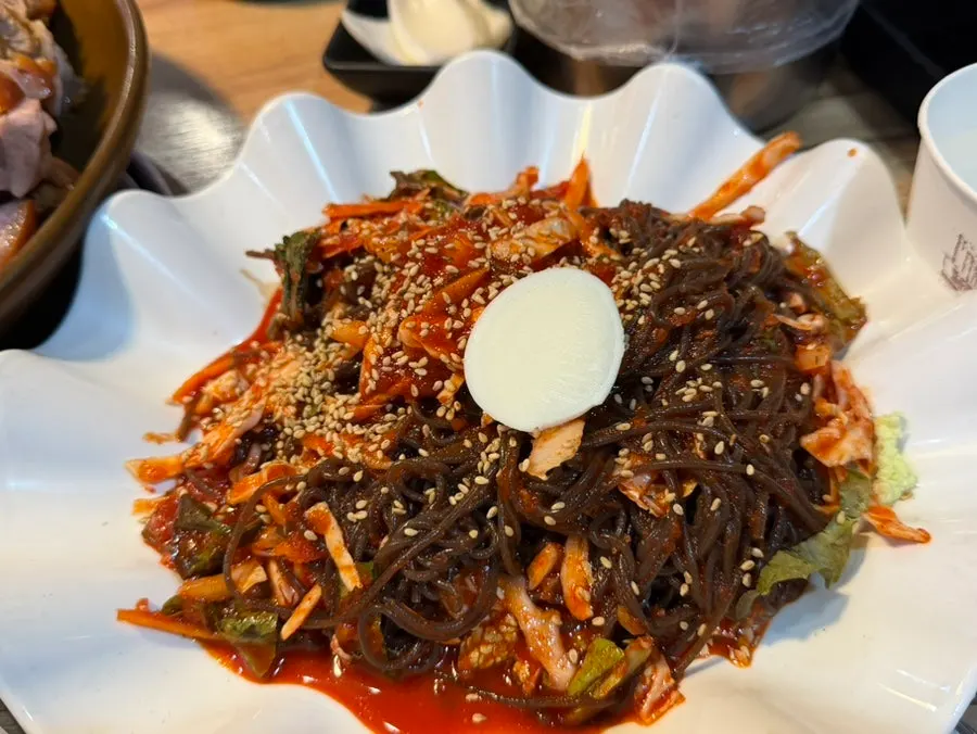 Small buckwheat noodles loaded with vegetables