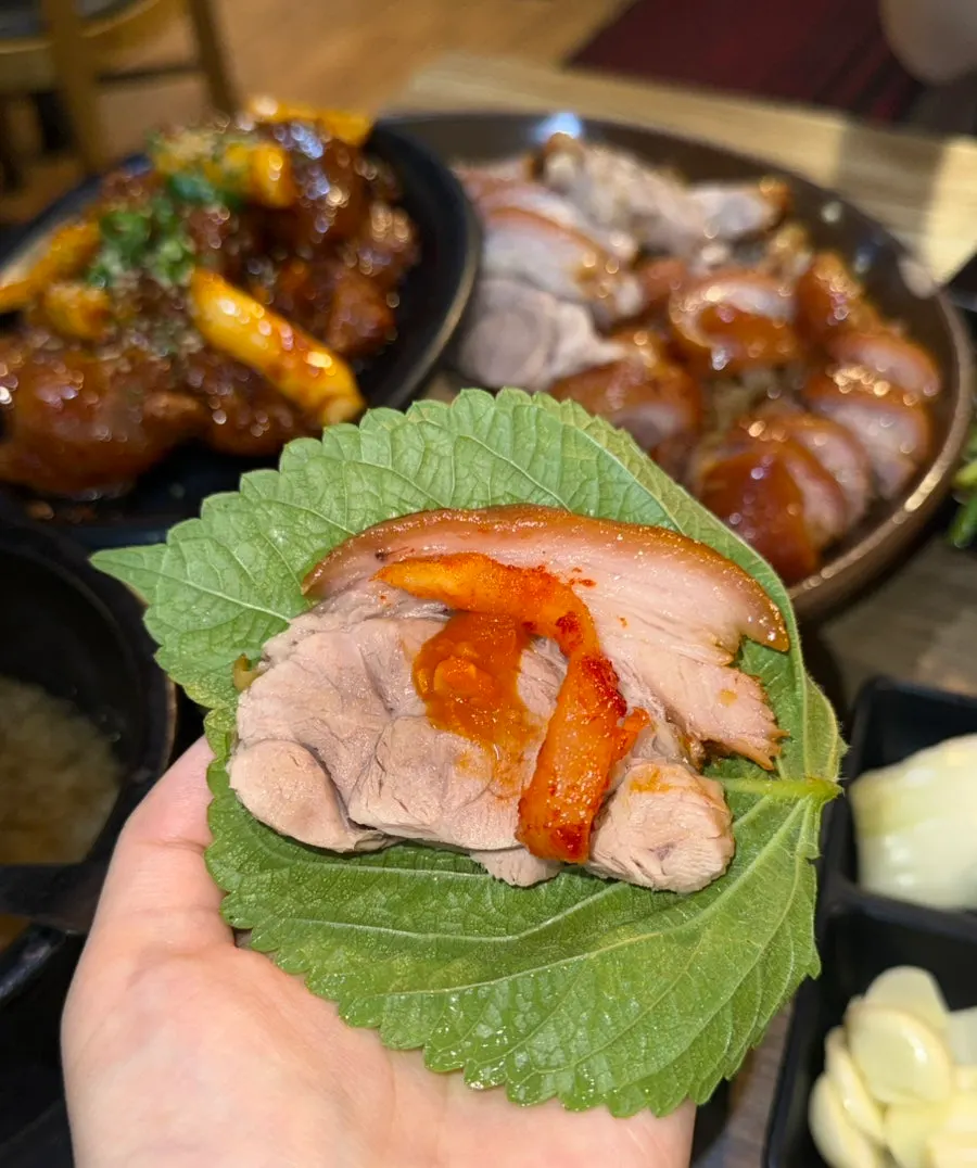 큰 접시에 가득 담긴 반반족발