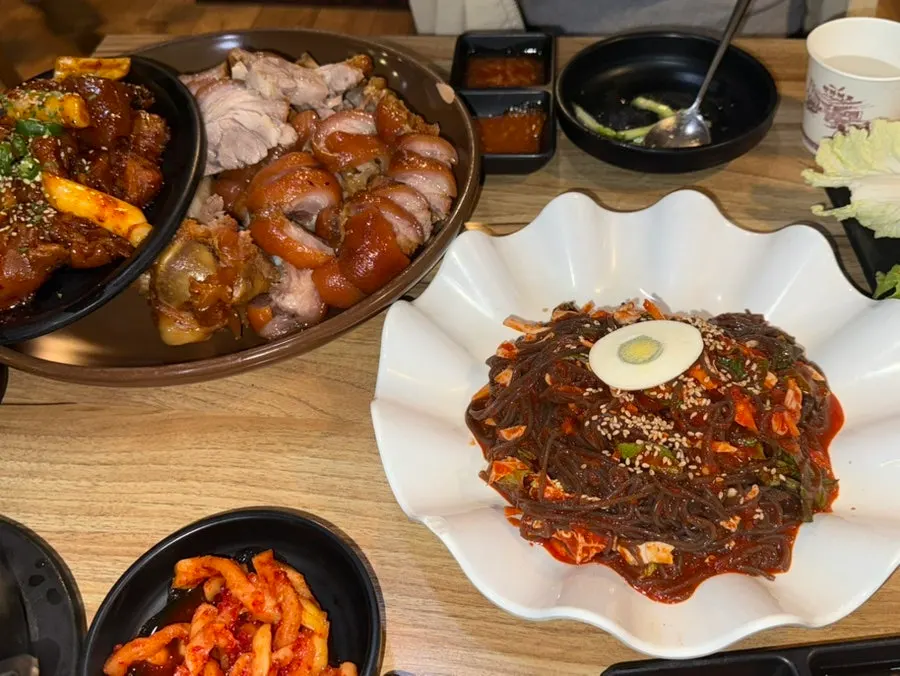 쌈채소에 싸 먹는 매운 불족발