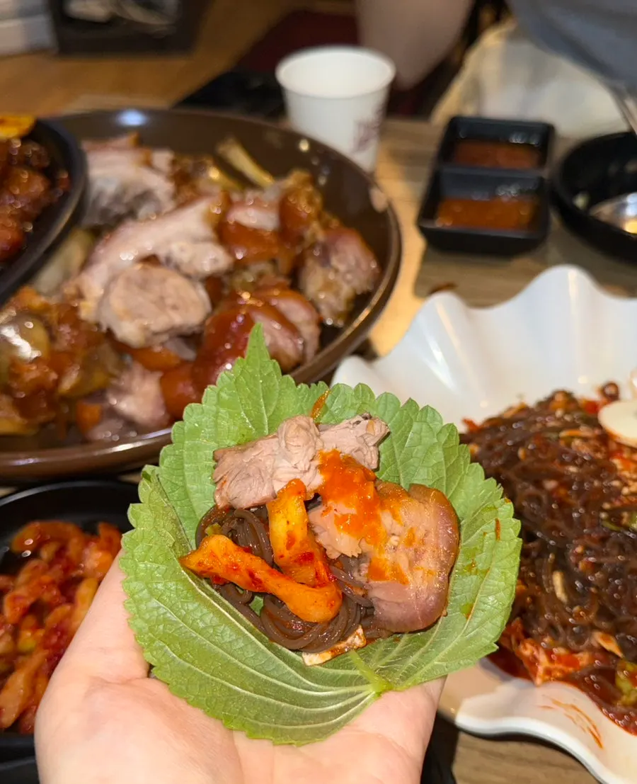 쟁반막국수와 족발을 함께 올린 쌈