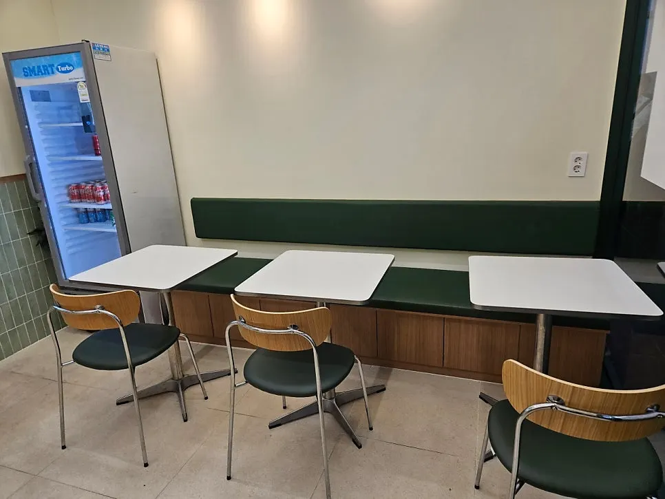 Tidy seating area at Singsing Salad Yeouido Branch