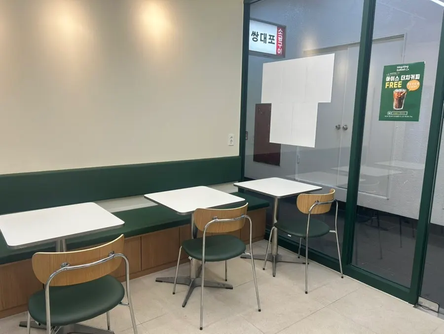 내부가 훤히 보이는 싱싱샐러드 여의도점 오픈 주방