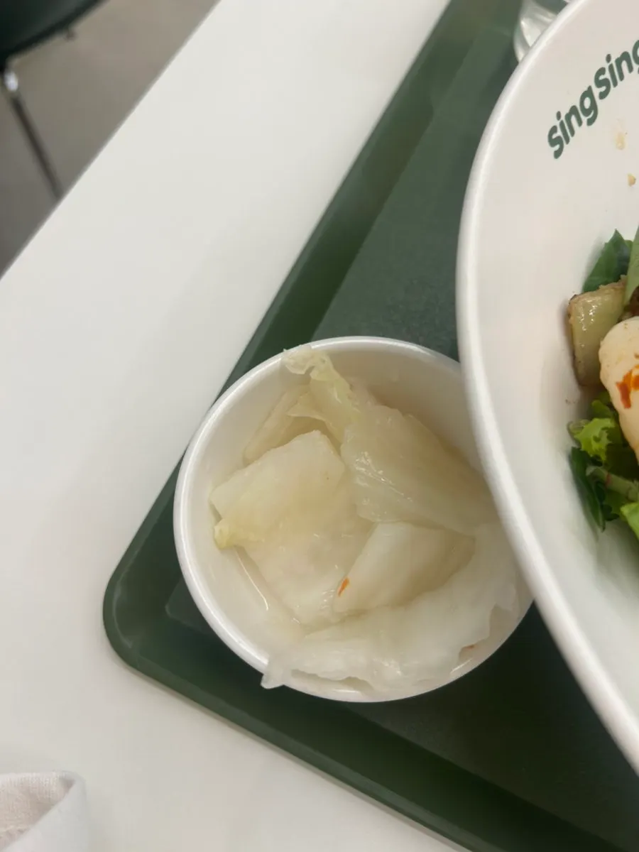 포케 한 입과 백김치를 곁들인 상차림