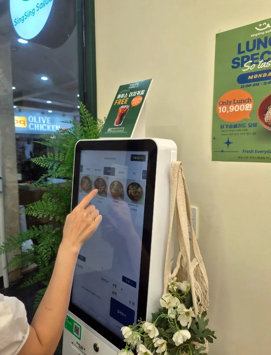 Kiosk order screen at Singsing Salad Yeouido Branch