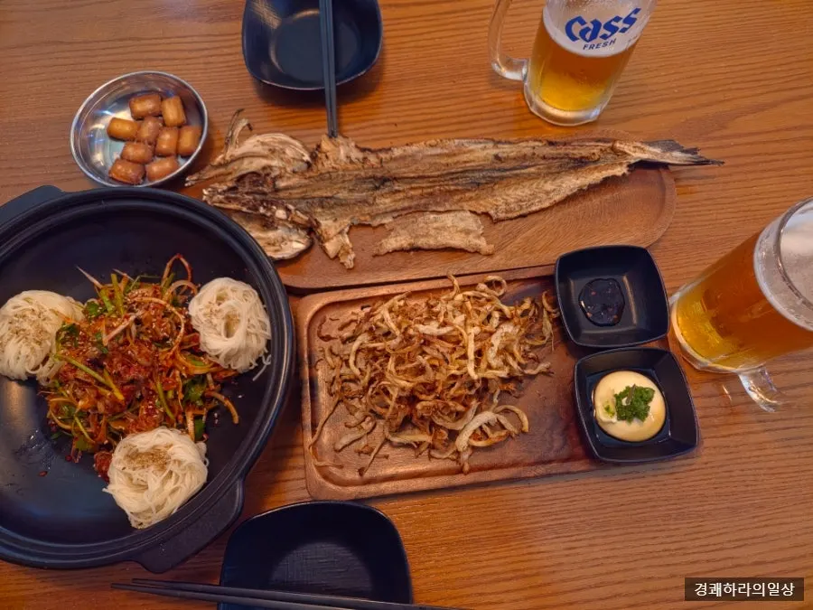 Draft beer and complimentary snack on the table