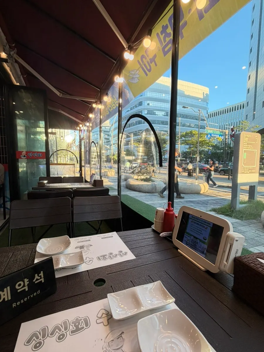 횟집 입구 주변 거리 모습