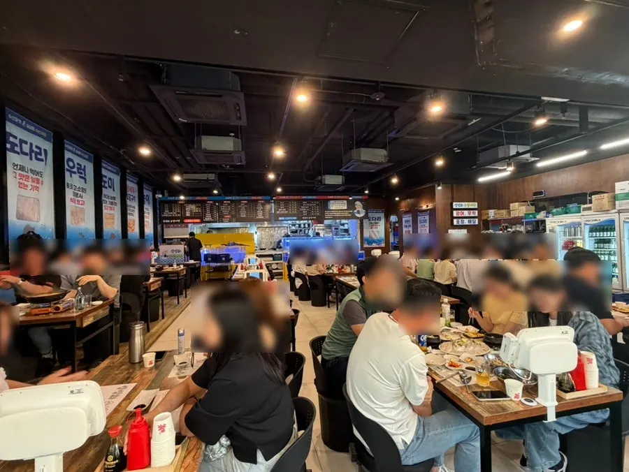 비닐로 둘러싼 야장 형태의 좌석