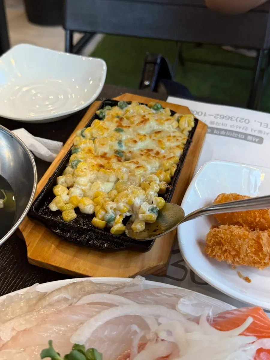 알밥과 콘치즈 등 따뜻한 사이드 메뉴