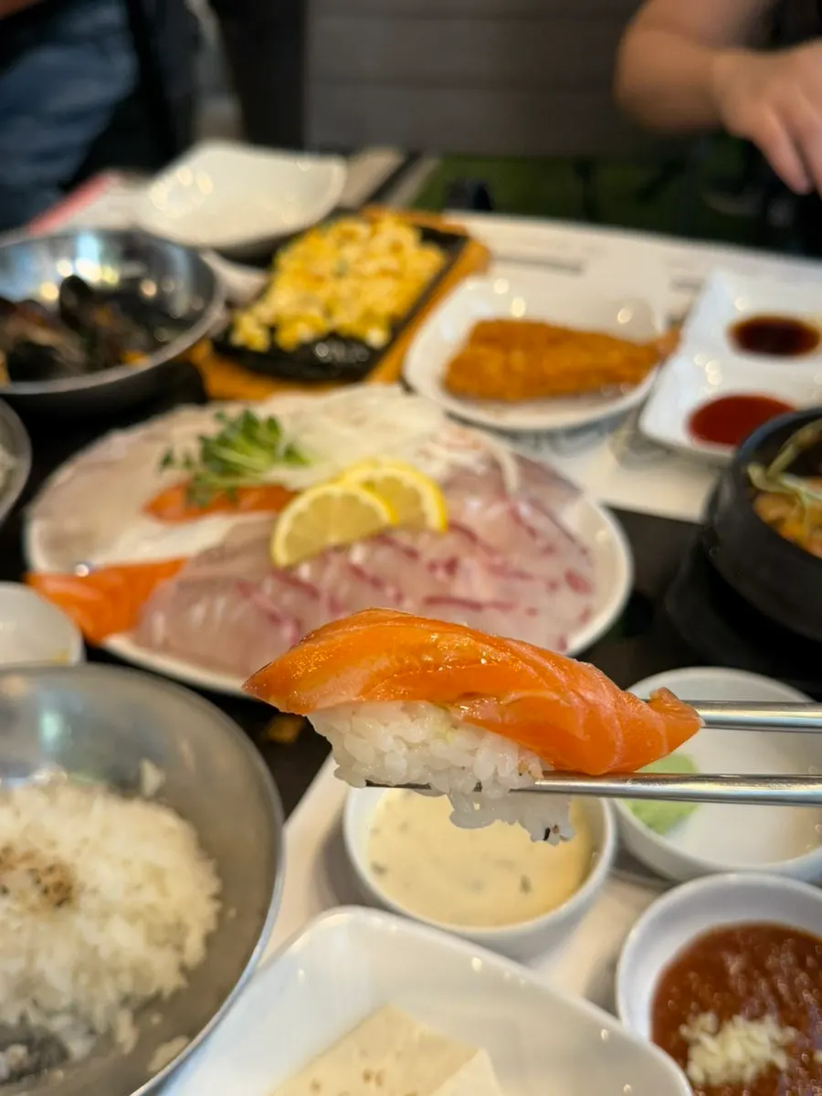 와사비 간장에 찍은 회 한 점