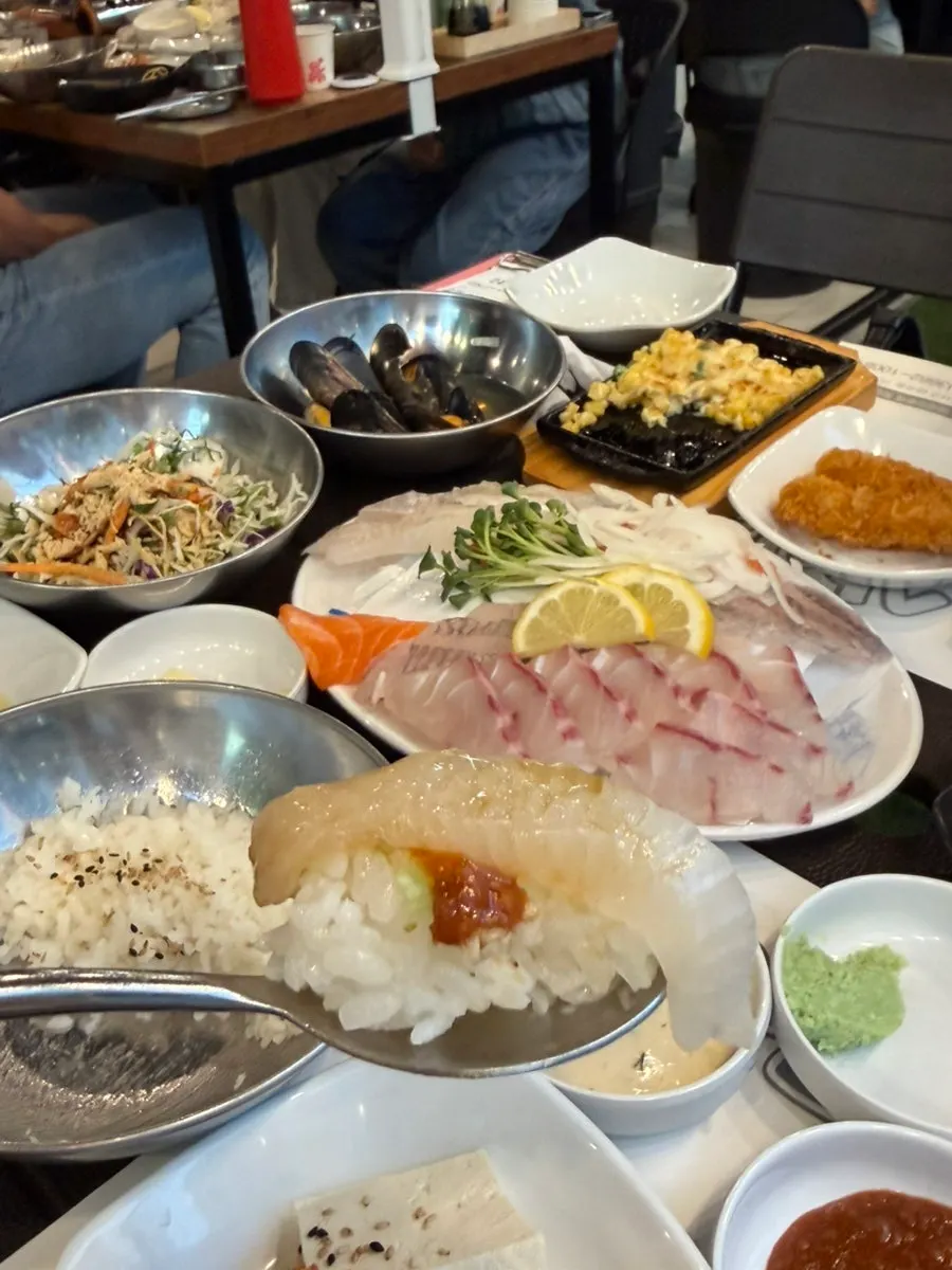 새싹과 소스를 올린 연어 초밥