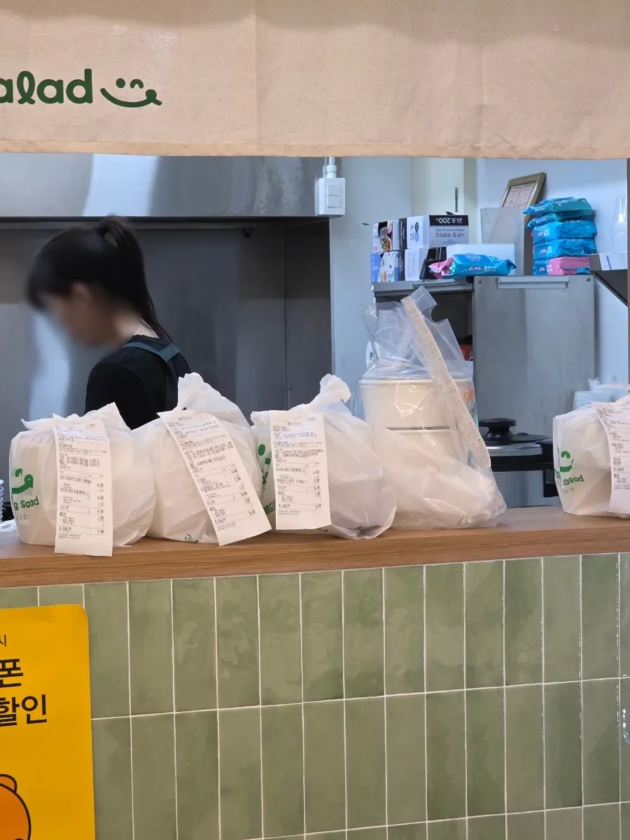 아늑한 싱싱샐러드 여의도점 내부 좌석
