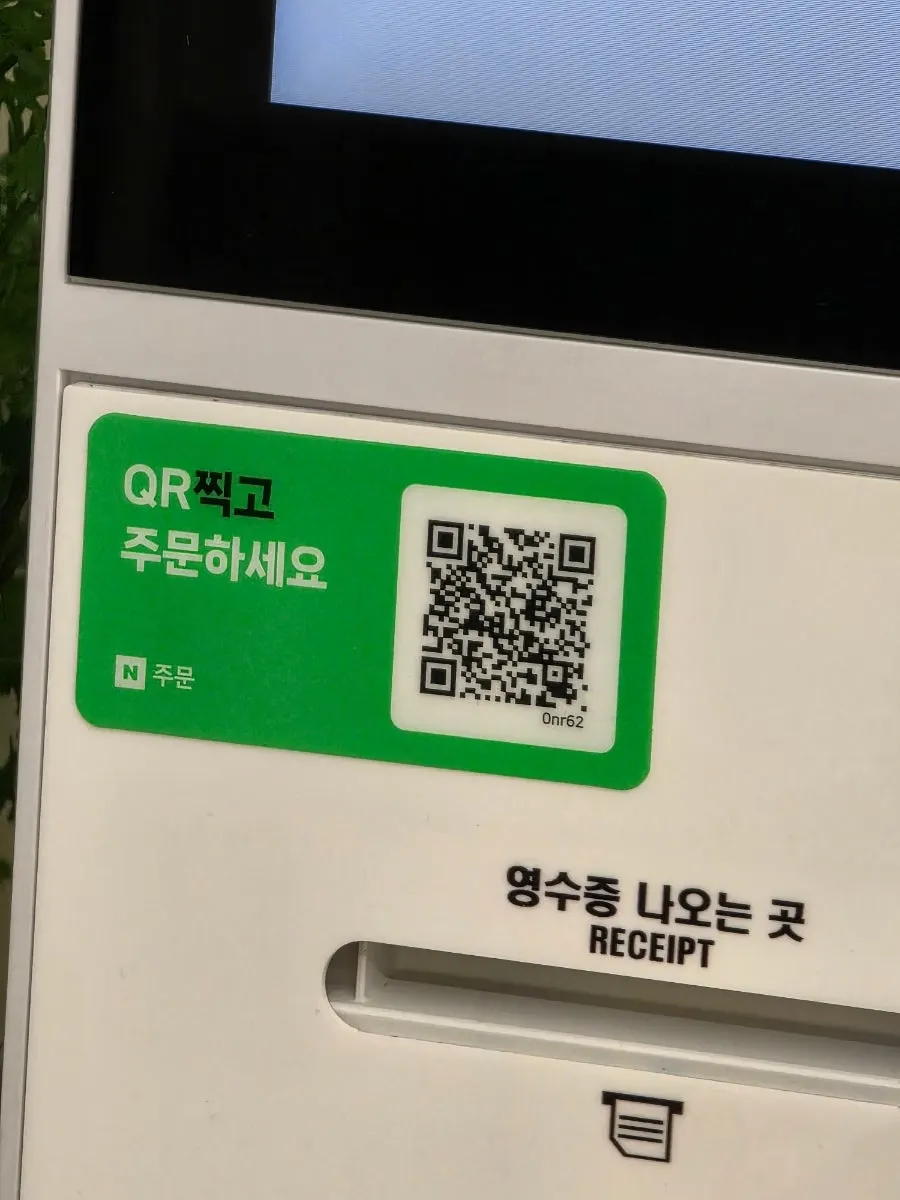 포케와 샐러드 메뉴가 붙은 매장 벽면