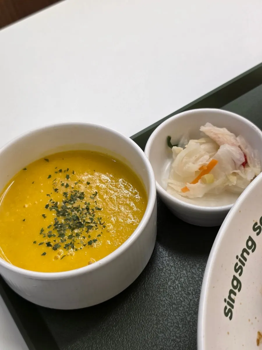 칠리볶음파스타 샐러드와 단호박 크림스프 한 상