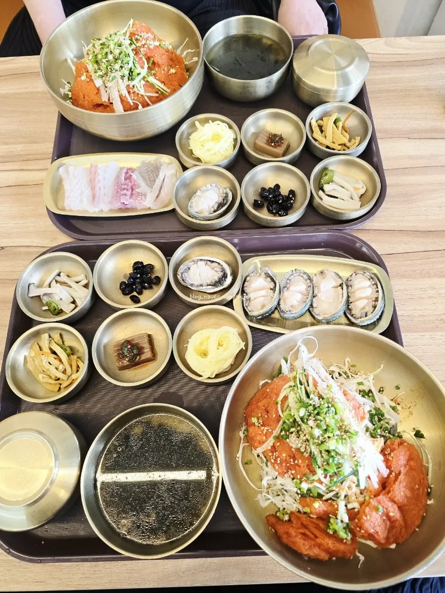 Table spread of abalone mulhoe and side dishes