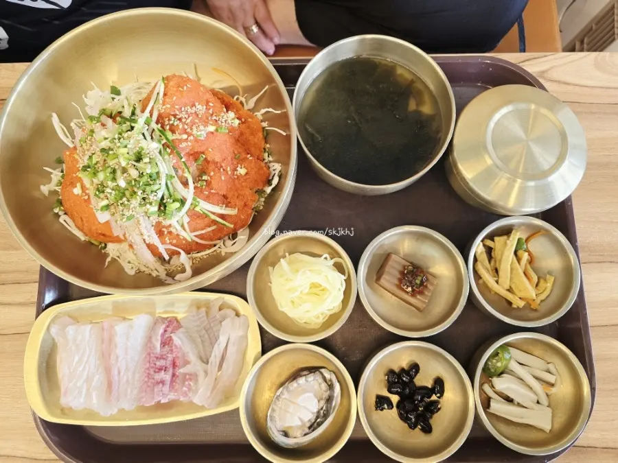 Plate of sashimi served separately for the mulhoe