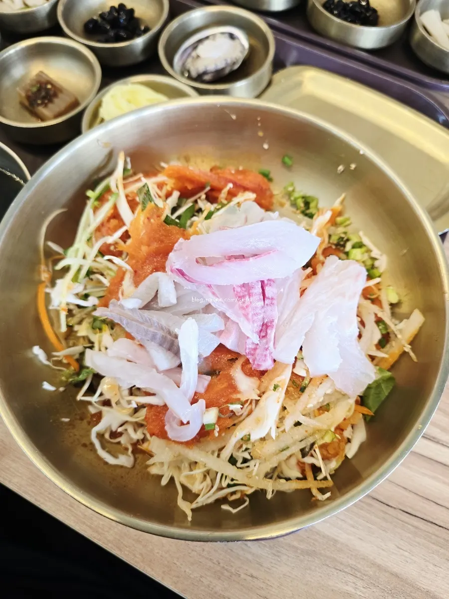 Mulhoe mixed together with sashimi and vegetables