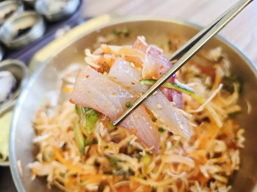 Bowl of mulhoe showing chewy sashimi